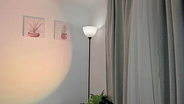 Snapshot of AlaiaRogers chatting on May 29, 10:43 am AlaiaRogers online show from May 29, 10:43 am