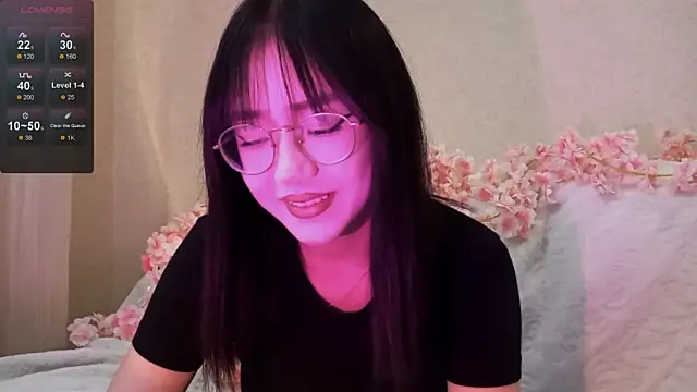 Snapshot of SolvedGlobe chatting on June 19, 1:06 pm SolvedGlobe online show from June 19, 1:06 pm