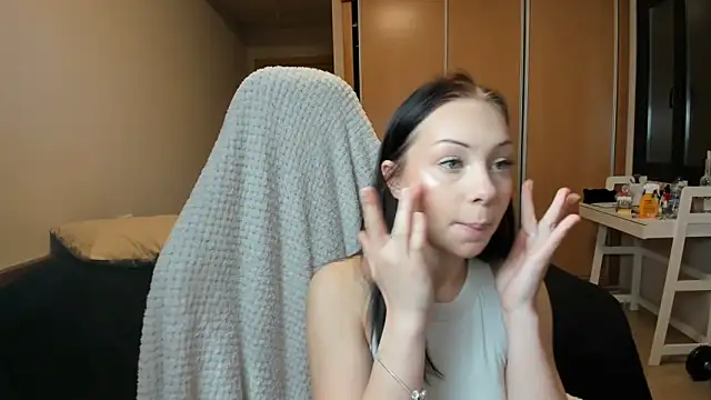 AlexaRayJoel online show from April 10, 7:37 am