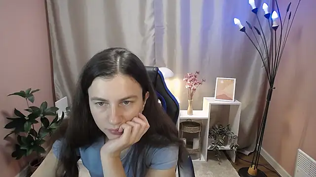 Snapshot of MistyBree chatting on June 11, 8:00 am MistyBree online show from June 11, 8:00 am