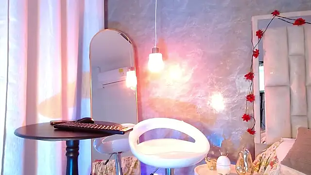 Bella-Sanders online show from March 28, 11:11 am