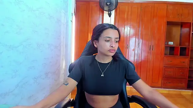 Snapshot of lizzie_skinny chatting on May 22, 7:01 pm lizzie skinny online show from May 22, 7:01 pm