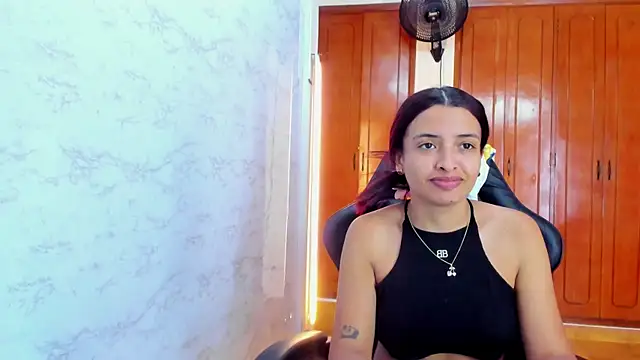 Snapshot of lizzie_skinny chatting on May 11, 7:00 pm lizzie skinny online show from May 11, 7:00 pm