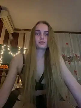 LunaVey online show from May 12, 6:36 pm