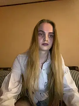 LunaVey online show from March 29, 5:03 pm