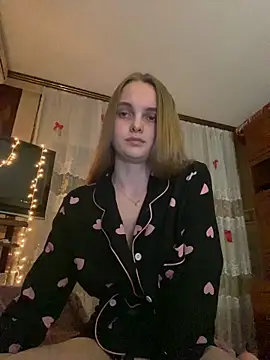 Snapshot of LunaVey chatting on June 18, 6:24 pm LunaVey online show from June 18, 6:24 pm