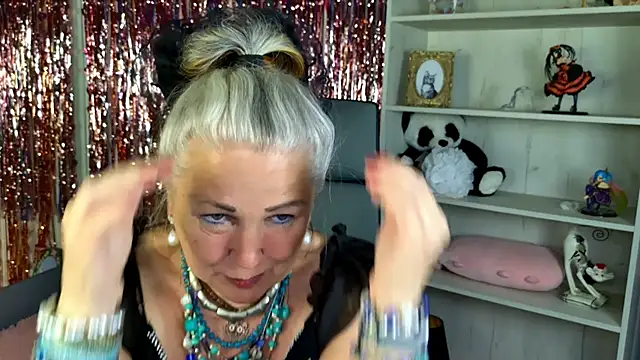 Snapshot of LilaMaharani chatting on June 11, 12:57 pm LilaMaharani online show from June 11, 12:57 pm