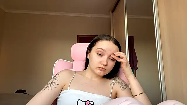 Snapshot of TrulaPhay chatting on March 1, 11:54 am TrulaPhay online show from March 1, 11:54 am