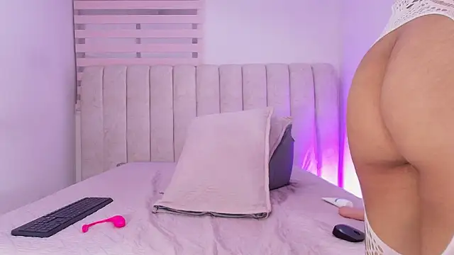 sofi velezz online show from March 15, 12:01 pm