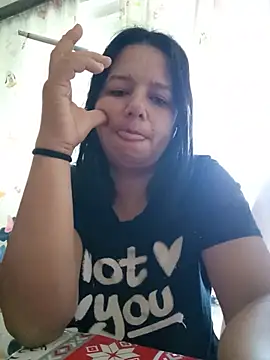 Snapshot of roxana_e43 chatting on July 5, 6:20 am roxana e43 online show from July 5, 6:20 am