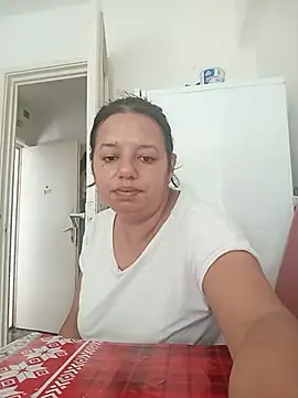 Snapshot of roxana_e43 chatting on June 29, 11:43 am roxana e43 online show from June 29, 11:43 am