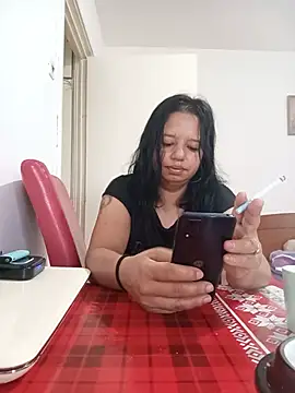 Snapshot of roxana_e43 chatting on July 4, 5:25 am roxana e43 online show from July 4, 5:25 am