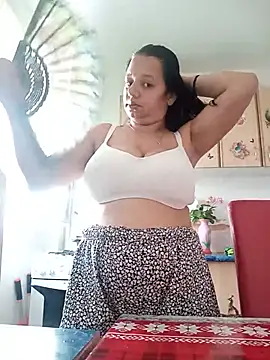 Snapshot of roxana_e43 chatting on June 25, 3:50 pm roxana e43 online show from June 25, 3:50 pm