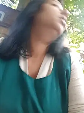 Snapshot of roxana_e43 chatting on July 10, 4:23 am roxana e43 online show from July 10, 4:23 am