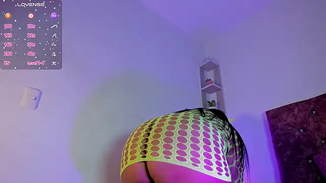 laurengarciaa online show from April 17, 10:18 am