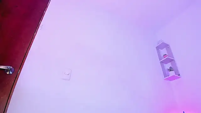 laurengarciaa online show from April 24, 9:44 am