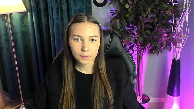 OliviaLang online show from March 24, 11:10 am