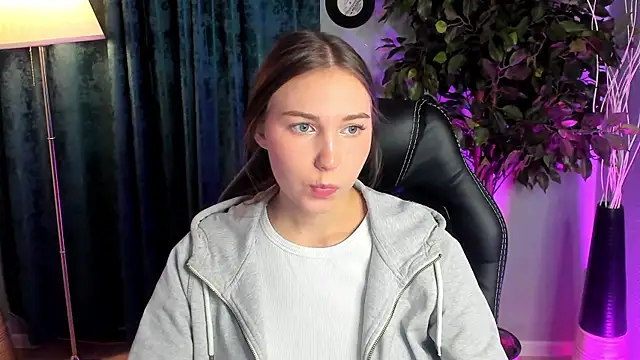 OliviaLang online show from March 23, 10:59 am
