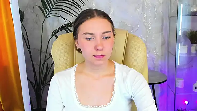 OliviaLang online show from March 26, 11:30 am