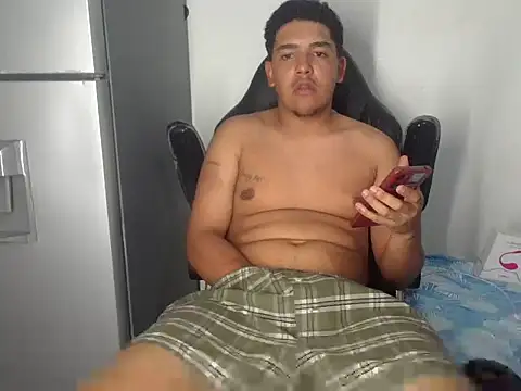 Snapshot of simonxxxlbear chatting on February 28, 10:42 pm simonxxxlbear online show from February 28, 10:42 pm