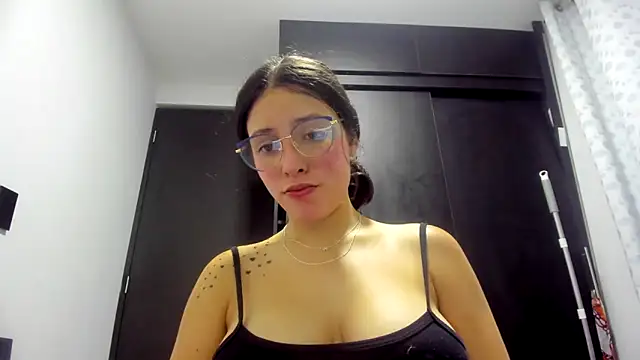 Snapshot of Miranda-cambell chatting on June 9, 12:22 am Miranda-cambell online show from June 9, 12:22 am