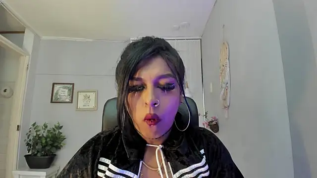 Nahomy Collins  online show from March 31, 7:38 pm
