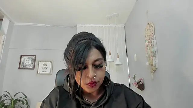 Nahomy Collins  online show from March 20, 7:37 pm