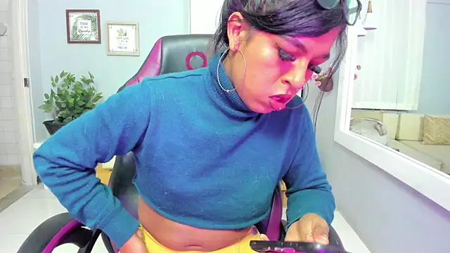 Nahomy Collins  online show from June 6, 7:52 pm