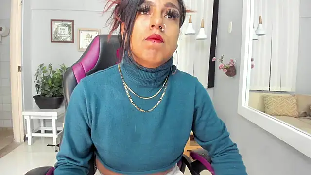 Nahomy Collins  online show from May 12, 7:53 pm