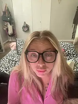 Snapshot of imkhloe chatting on June 15, 7:46 pm imkhloe online show from June 15, 7:46 pm