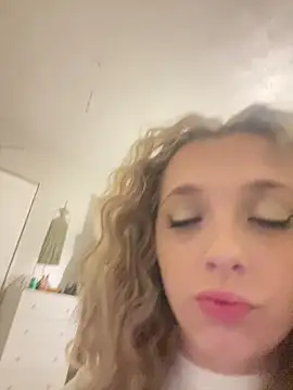 imkhloe online show from March 15, 1:45 am