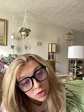 imkhloe online show from March 9, 6:55 pm