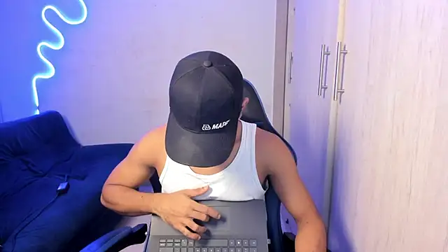 jossi12345j online show from April 11, 5:37 am