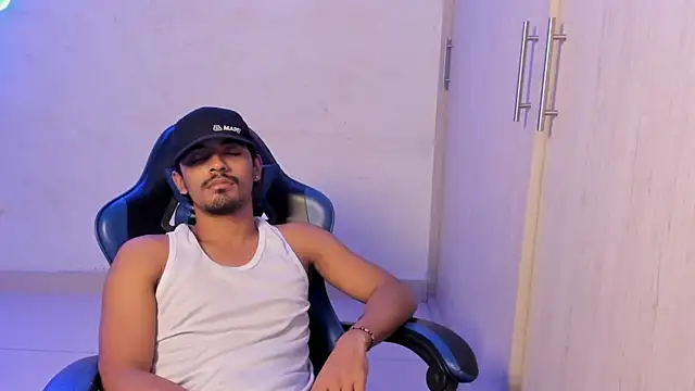 jossi12345j online show from April 15, 9:04 am