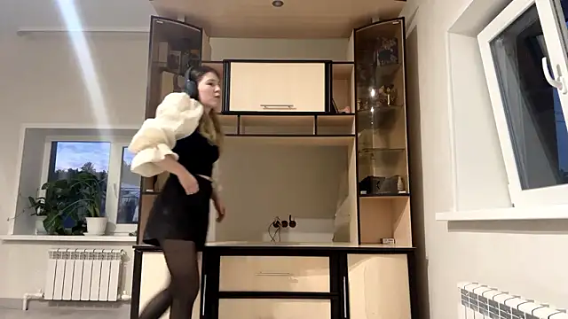 Snapshot of JoanieMochel chatting on March 4, 2:25 pm JoanieMochel online show from March 4, 2:25 pm