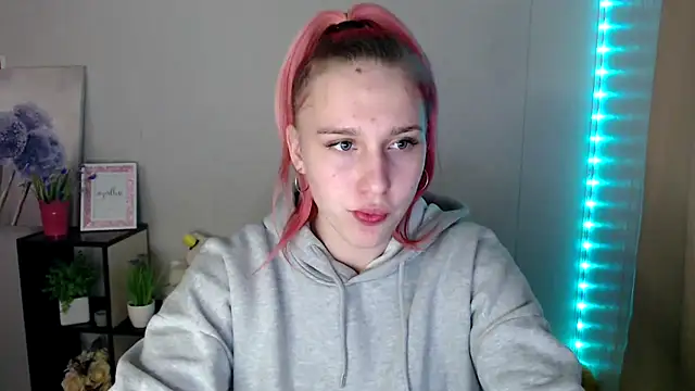 Scarlett lil online show from April 18, 7:44 am