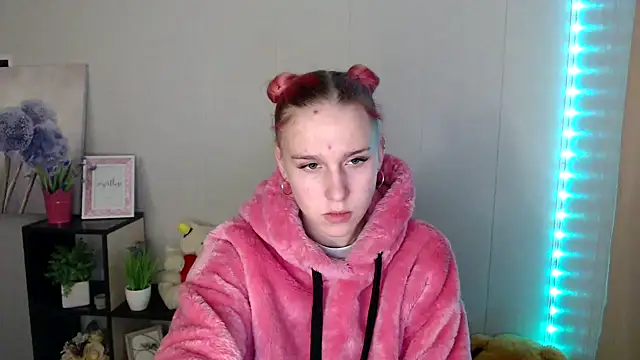 Scarlett lil online show from April 13, 7:45 am