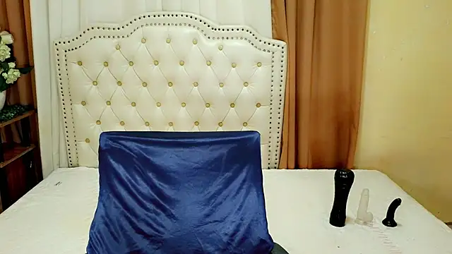 Snapshot of Seductive_sophie chatting on August 3, 8:22 am Seductive sophie online show from August 3, 8:22 am