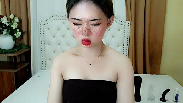 Snapshot of Seductive_sophie chatting on June 13, 2:42 am Seductive sophie online show from June 13, 2:42 am