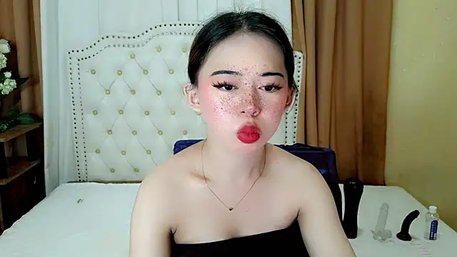 Snapshot of Seductive_sophie chatting on June 30, 2:33 am Seductive sophie online show from June 30, 2:33 am