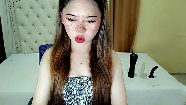 Snapshot of Seductive_sophie chatting on August 5, 7:02 am Seductive sophie online show from August 5, 7:02 am