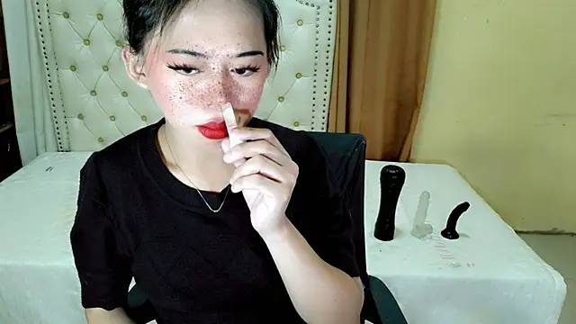 Snapshot of Seductive_sophie chatting on August 4, 1:54 am Seductive sophie online show from August 4, 1:54 am