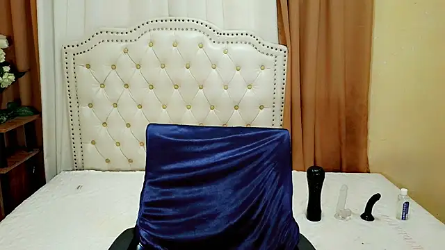 Snapshot of Seductive_sophie chatting on June 27, 4:18 am Seductive sophie online show from June 27, 4:18 am