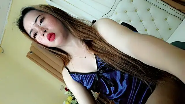 Snapshot of Seductive_sophie chatting on May 6, 1:42 am Seductive sophie online show from May 6, 1:42 am