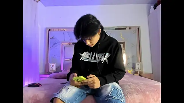 Snapshot of monky_0002 chatting on March 13, 11:54 pm monky 0002 online show from March 13, 11:54 pm