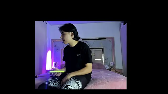 Snapshot of monky_0002 chatting on March 12, 11:31 pm monky 0002 online show from March 12, 11:31 pm