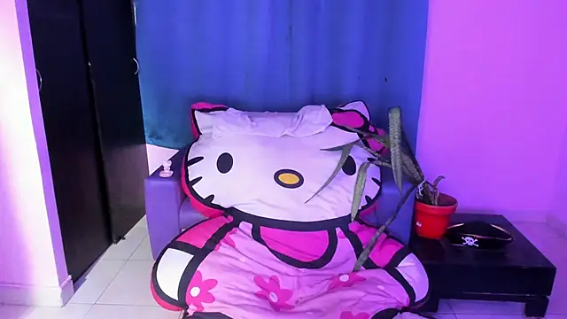 Snapshot of doll_katiuska chatting on June 12, 12:25 pm doll katiuska online show from June 12, 12:25 pm