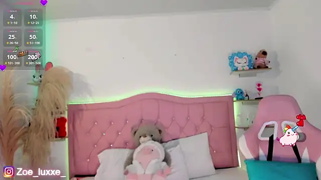 Zoe Luxxe  online show from April 18, 9:04 pm