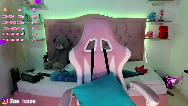 Zoe Luxxe  online show from May 29, 9:10 pm
