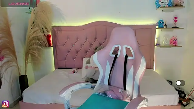 Zoe Luxxe  online show from March 31, 9:06 pm